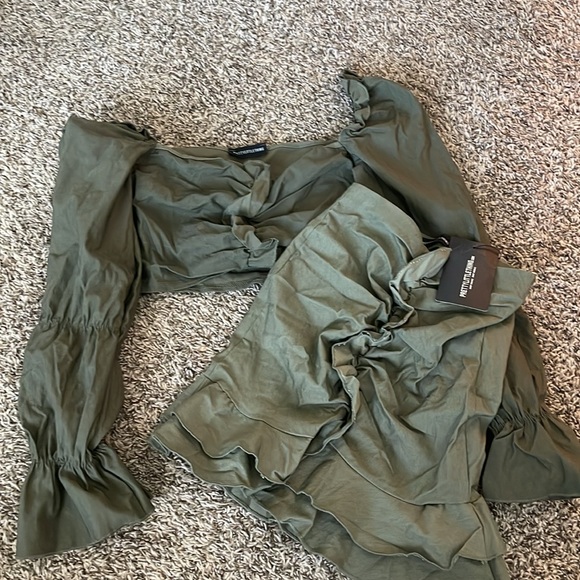 ✨PLT 2 Piece Ruffled Set - Picture 2 of 2